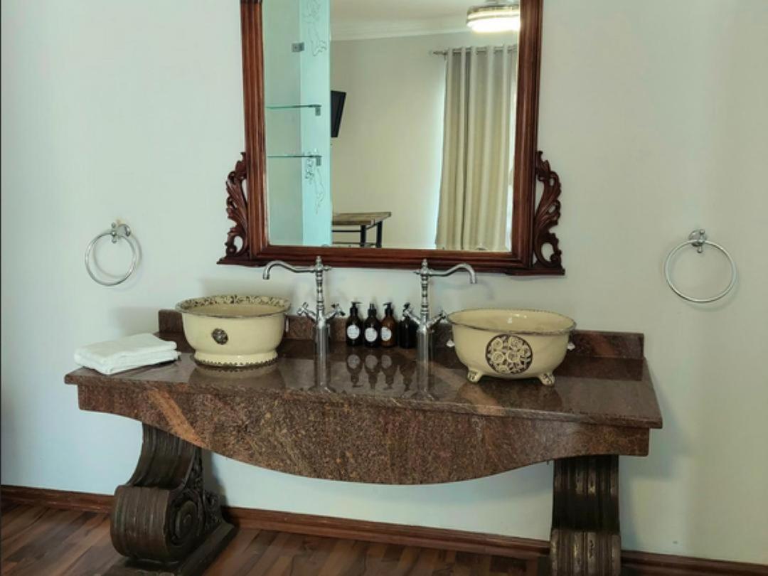 Art And Soul Restaurant, Accommodation, French Bar And Art Gallery Parys Ruang foto